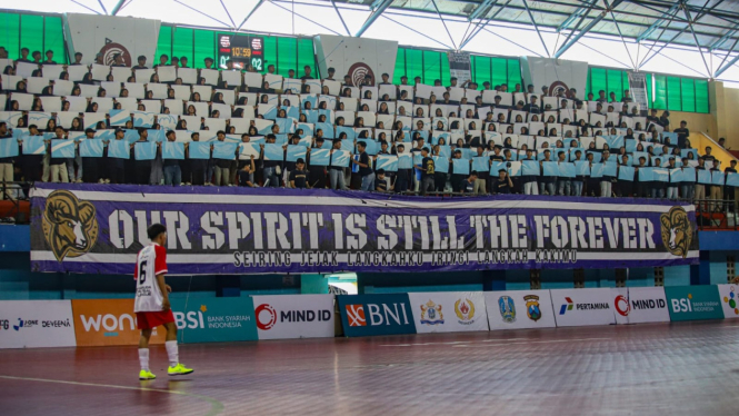 Ribuan suporter GFL hadir di GOR Unesa