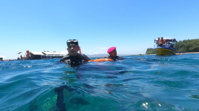 Pj Gubernur Adhy Karyono menyelam di Pantai Bangsring