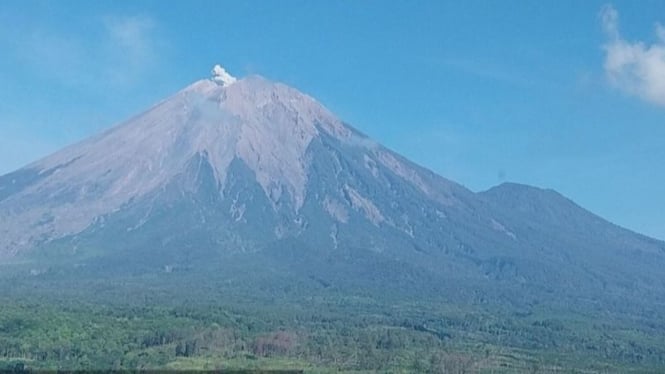 Gunung Semeru erupsi pada Jumat, 11 Oktober 2024 pukul 07.25 WIB