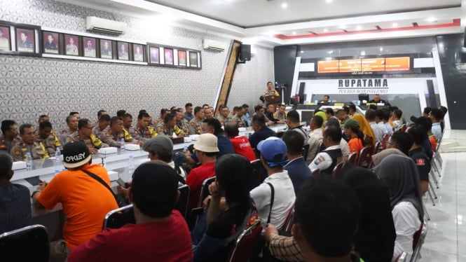 Kapolres Bojonegoro saat rapat dengan suporter