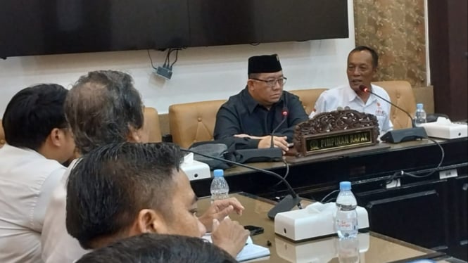 Anggota DPRD Jatim Yordan M Batara Goa saat menemui serikat pekerja