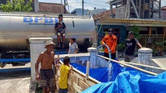 BPBD Trenggalek salurkan bantuan air bersih ke warga.