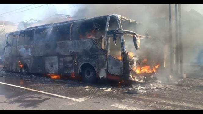 Bus Mendali Mas hangus terbakar