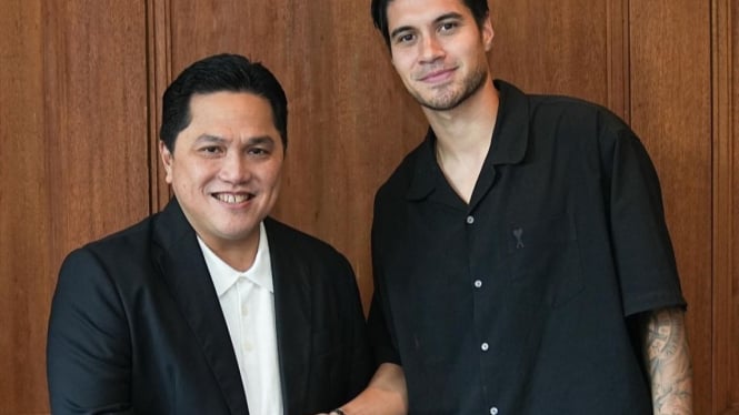 Erick Thohir bersalaman dengan Kevin Diks