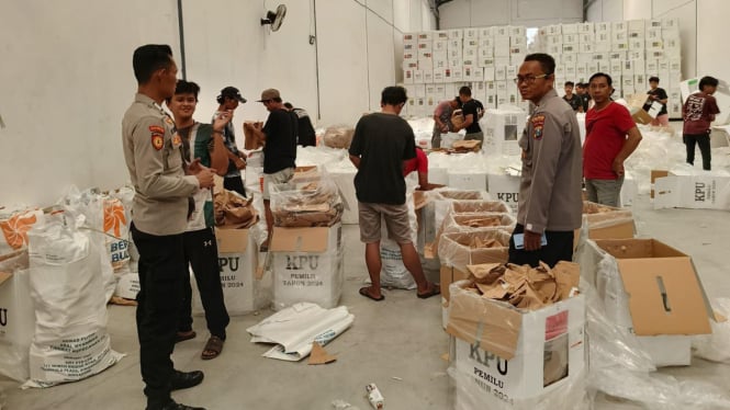 Kepolisian melakukan pengamanan di gudang logistik KPU Gresik