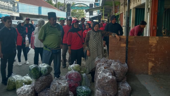 Tri Rismaharini saat blusukan ke pasar