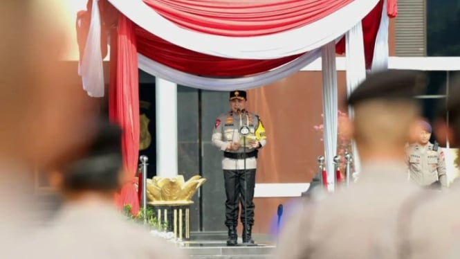 Wakapolda Jatim Brigjen Pol Pasma Royce saat memipin Apel Operasi Zebra Semeru 2024 di Mapolda setempat, Senin 14 Oktober 2024.