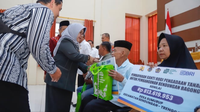 Warga menerima ganti uang rugi Pembangunan Bendungan Dam Bagong, Trenggalek