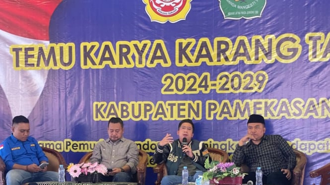 Nur Faizin (dua dari kanan) di acara temu Karang Taruna Pamekasan