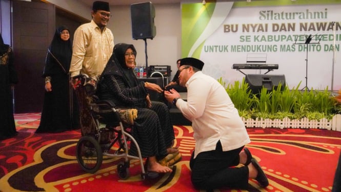 Mas Dhito menyambut Bu Nyai Bad di Grand Surya Kediri