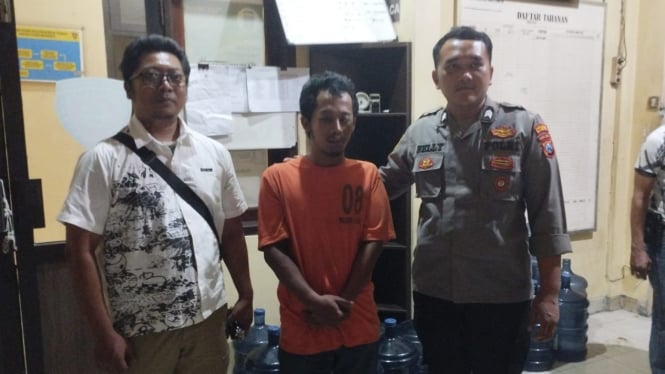 Pelaku perampasan motor di Mojokerto saat diamankan Polisi.