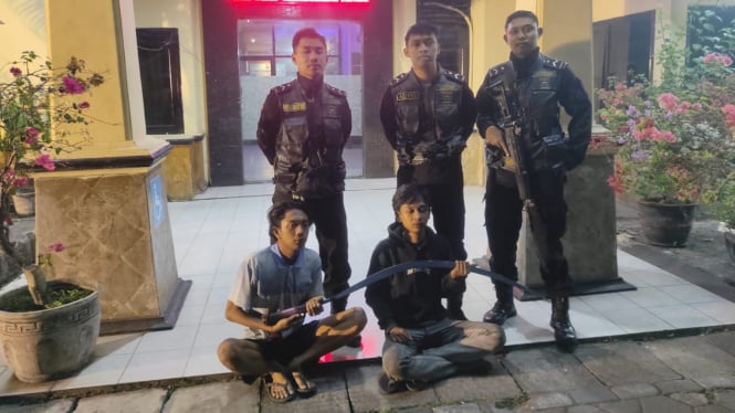 Dua anggota Gangster Antagonis saat berada di kantor polisi.