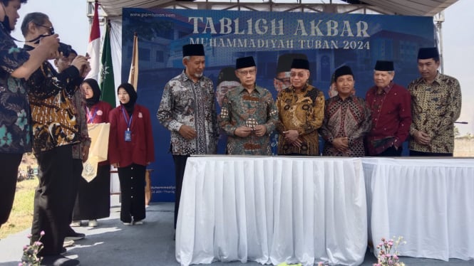 Haedar Nashir saat meresmikan gedung STIE Tuban