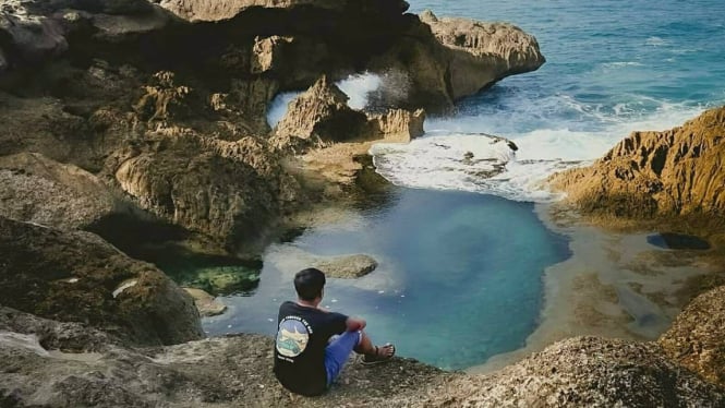 Pengunjung saat berfoto di Pantai Kedung Tumpang Tulungagung.