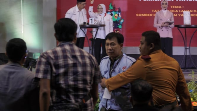 Suasana tampak ricuh pada debat yang digelar KPU Bojonegoro.