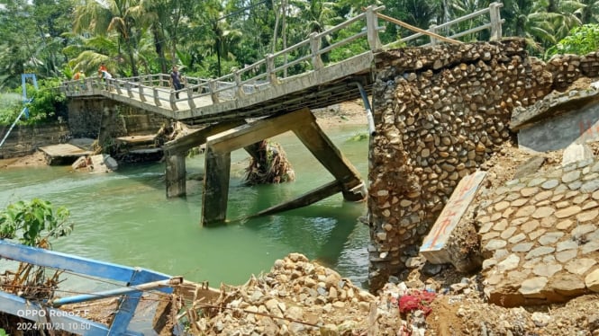 Jembatan rusak akibat banjir di Desa Tawing Kecamatan Munjung Trenggalek.