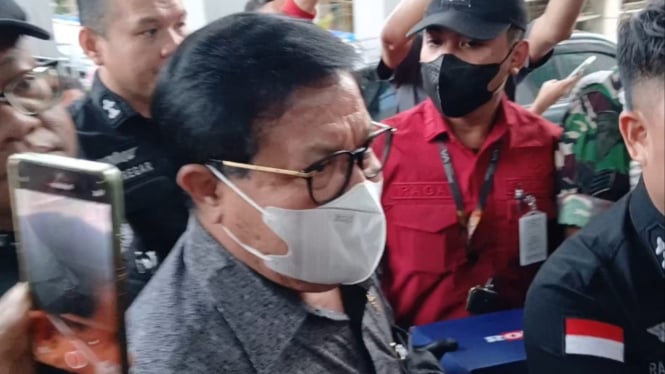 Hakim Damanik saat diamankan Kejagung di kantor Kejati Jatim.