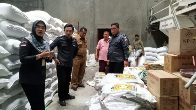 Bawaslu Tuban saat mengecek gudang beras