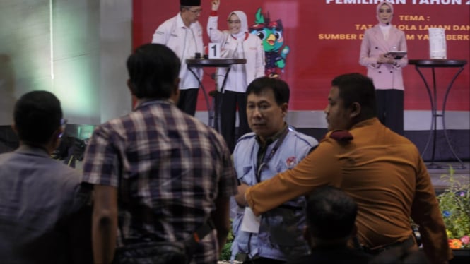 Debat calon bupati berakhir ricuh