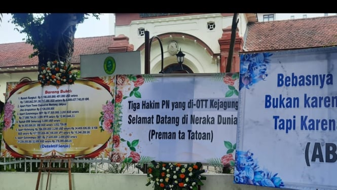 PN Surabaya dibanjiri karangan bunga