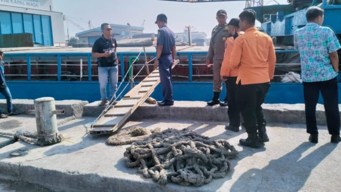 Warga Kalimas Surabaya Tewas Tercebur Laut Saat Meniti Jembatan Kayu Kapal