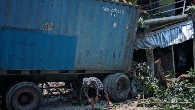 Truk trailer seruduk rumah di Lamongan.