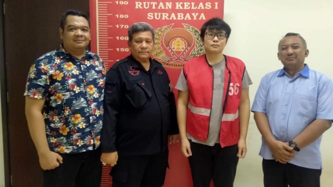 Penampakan Ronald Tannur pakai rompi tahanan warna merah.