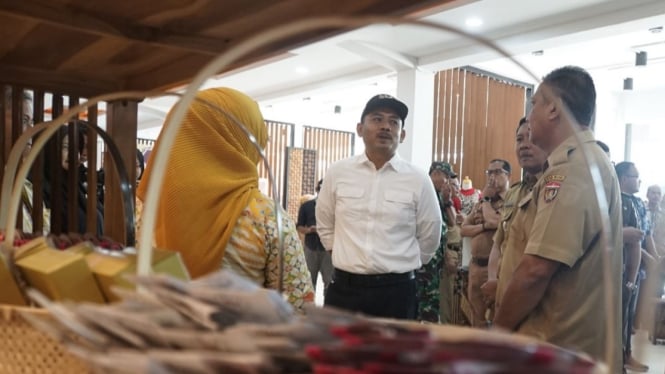 Calon Bupati Petajana Ngawi, Ony Anwar Harsono, saat meninjau salah satu stand di Mal Pelayanan Publik (MPP) Ngawi.