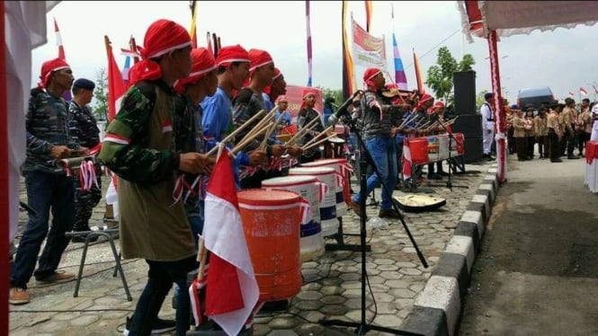 Syaipul bersama Perkusi Poyo Harmony tampil dalam sebuah pergelaran.