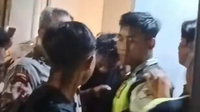 Pelaku Ilham Dewanata saat diamankan Polisi dari amuk warga.