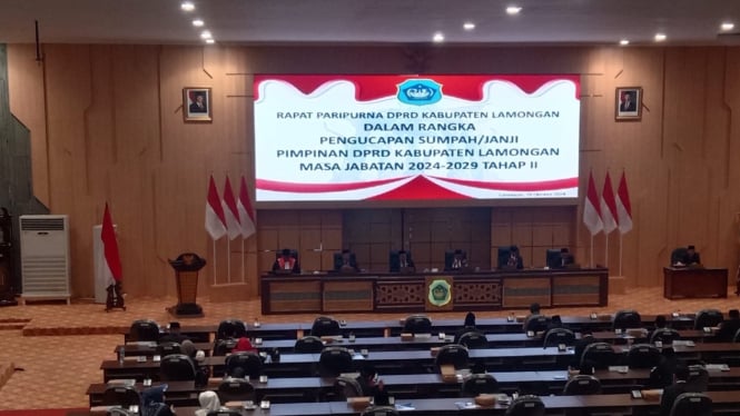 Ketua DPC PDIP Lamongan Husen saat dilantik.