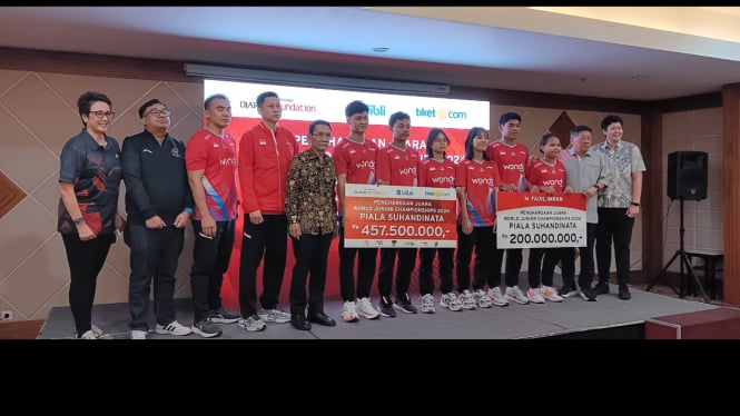 Pemberian bonus juara Piala Suhandinata