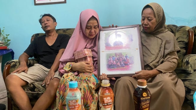 Yulia Indah (tengah) bersama suami dan ibu mertua.