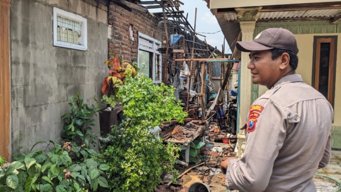 Polisi mengecek rumah warga Mojokerto yang terbakar