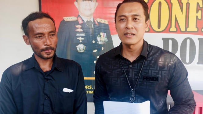 Suyudi didampingi pengacaranya saat melapor ke Polres Tuban