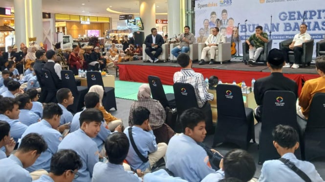 Ratusan pelajar SMPM 12 Gresik dapat kuliah gratis dari praktisi muda.