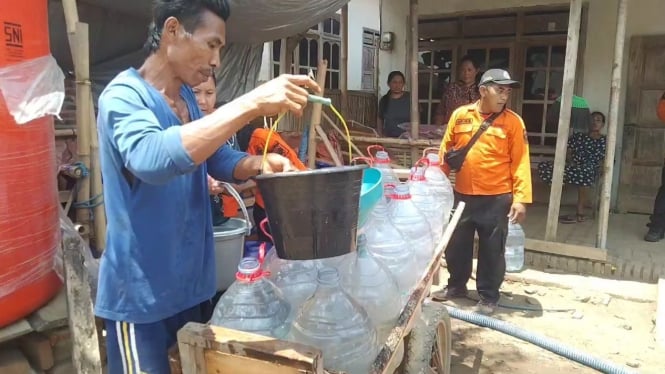 Warga berebut air bersih di Desa Sumberejo, Kabupaten Trenggalek.