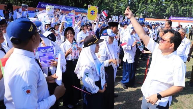 Pj Gubernur Jatim Adhy Karyono dalam satu acara bersama anak-anak.