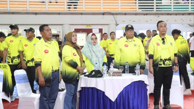 Plt Bupati Gresik saat melepas kontingen di POPDA dan PEPARPEDA