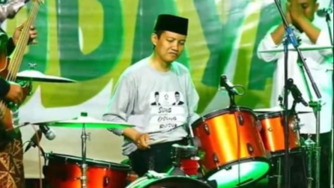 Mas Kiai Fikri saat bermain drum di acara Konser Budaya