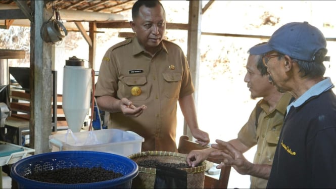 Pjs Bupati Kediri Heru Wahono bersama petani kopi