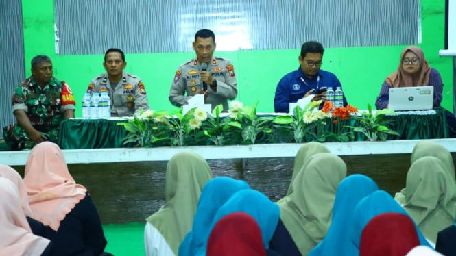 Polres Gresik saat sosialisasi di SMK YPI 2 Darussalam Cerme.