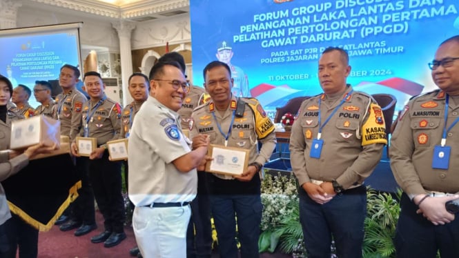 Penyerahan Penghargaan kepada Polres Mojokerto Kota