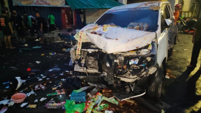 Toyota Innova seruduk warung di Tegalsari, Surabaya