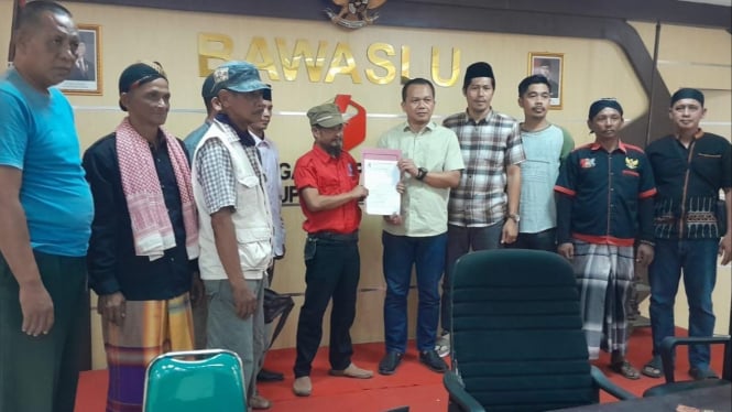 Kurniadi saat melaporkan Plt Bupati Dewi Khalifah ke Bawaslu Sumenep