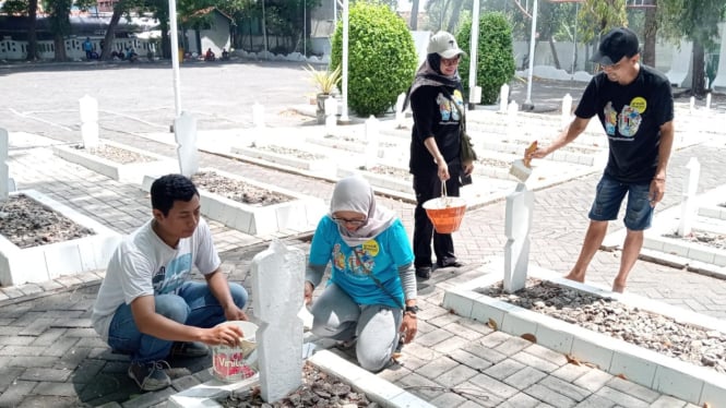 Anggota komunitas Gresker saat mengecat Taman Makam Pahlawan di Gresik.