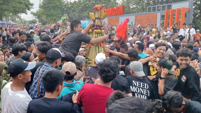 Ribuan warga Desa Pongangan berebut tumpeng di haul KH Syafi'i.