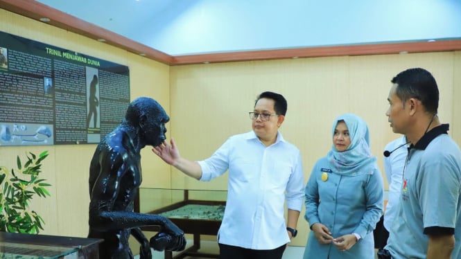 Pj Gubernur Jatim Adhy Karyono di Museum Trinil