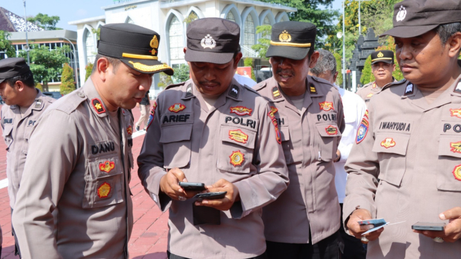 Wakapolres Gresik Kompol Danu Anandhita Kuncoro Putro (kiri) periksa hape anggota.