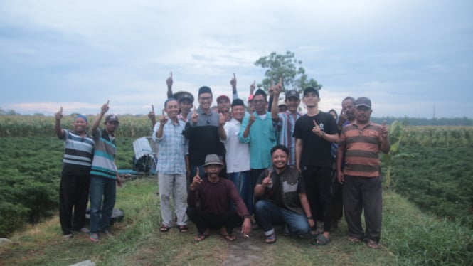 Muhammad Muhibbin dan para petani di Nganjuk dalam program Sambang Tani.